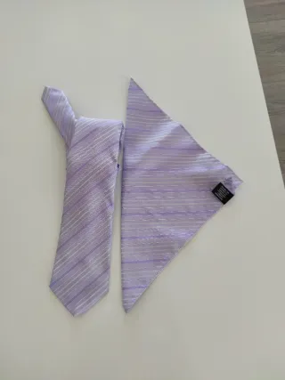 Corbata y pañuelo morado y blanco