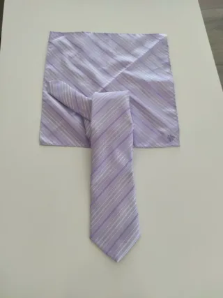 Corbata y pañuelo morado y blanco