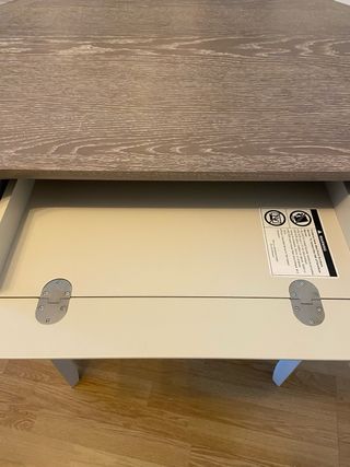 Escritorio de madera blanco y marrón