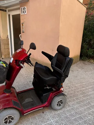 Moto eléctrica tipo scooter roja