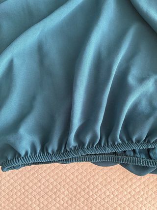 Blusa azul con cuello alto fruncido
