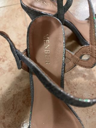 Sandalias de tacón plateadas y azules