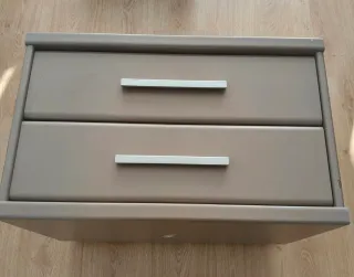 Mesita de noche beige con tiradores plateados
