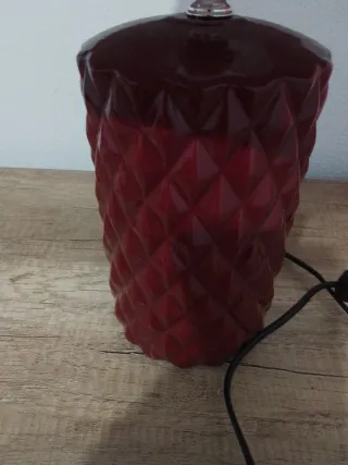 Lámpara de mesa de porcelana roja