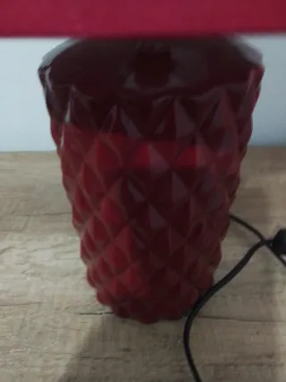 Lámpara de mesa de porcelana roja