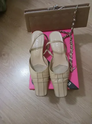 Zapatos de piel beige talla 37 y bolso a juego.
