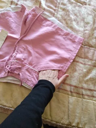 Pantalon Corto Rosa con etiqueta.