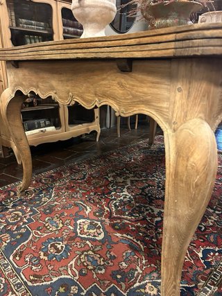 Mesa de comedor antigua