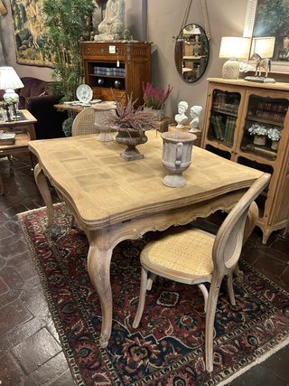 Mesa de comedor antigua
