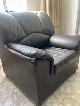 Sillón de cuero negro cómodo.