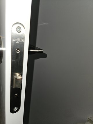 Puerta lacada blanca. Abre a izquierdas.