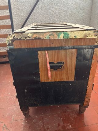 Baúl antiguo de madera y metal
