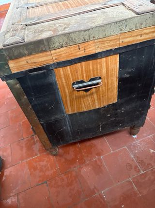 Baúl antiguo de madera y metal