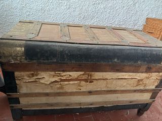 Baúl antiguo de madera y metal