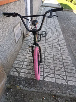 BMX verde con ruedas rosas