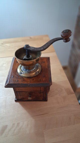 Molinillo de café antiguo madera y latón