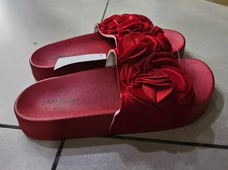 Ciabatte rosse con fiore
