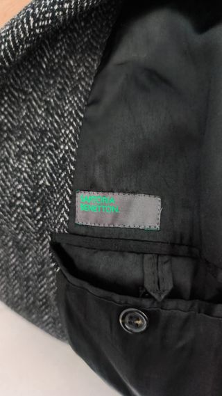 Abrigo de hombre gris y negro