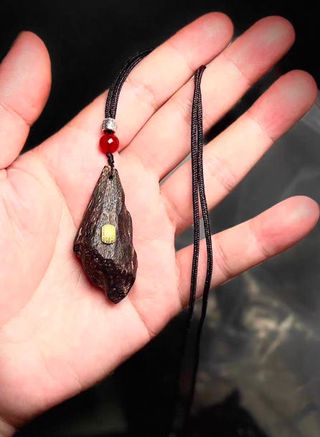 Colgante de madera con detalle dorado