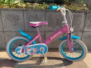 Bicicleta infantil rosa y azul con ruedines