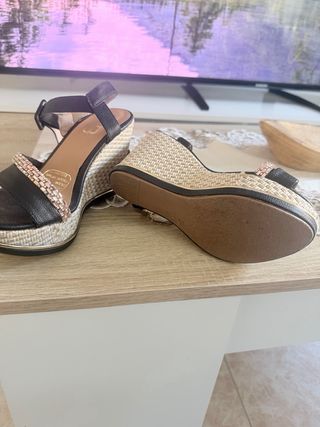 Sandalias cuña negras y beige