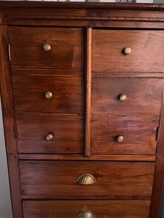 Cómoda antigua de madera maciza