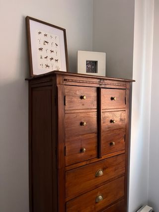 Cómoda antigua de madera maciza