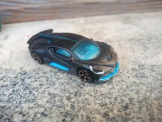Bugatti divo matchbox Negro y Azul