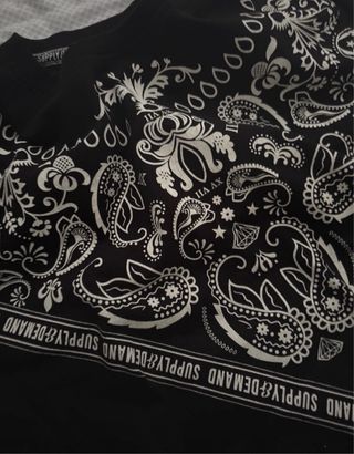 Camiseta Supply & Demand Negra