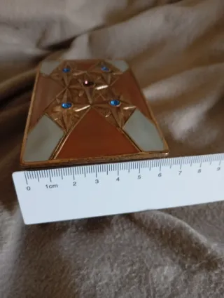 Carillon vintage decorato con gemme