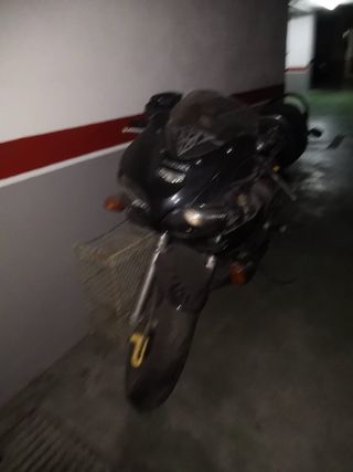 Moto Suzuki Negra Deportiva