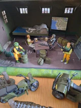 Figuras Gijoe y base militar