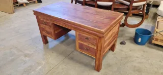 Escritorio de madera con cajones
