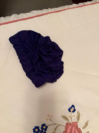 Gorro de piscina azul con fruncido