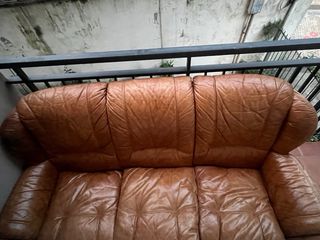 Sofá de cuero marrón