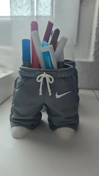 Portalápices divertido pantalones Nike
