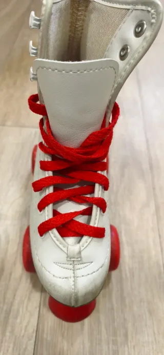 Patines de cuero blanco con cordones rojos T34–35