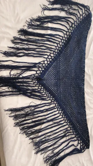 Mantoncillo crochet azul con flecos