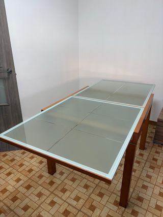 Mesa extensible y 4 sillas