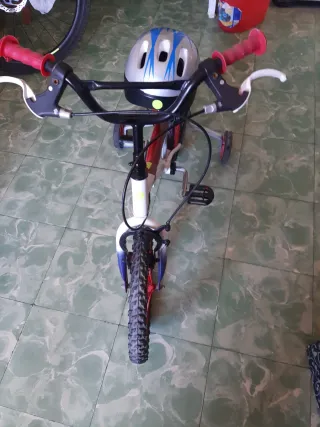 Bici infantil con casco para principiantes