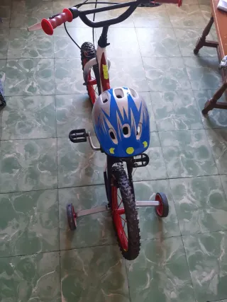 Bici infantil con casco para principiantes