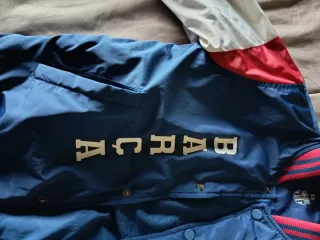 Barcelona (Cazadora Azul y Roja)