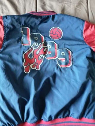 Barcelona (Cazadora Azul y Roja)