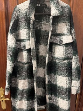 Abrigo Zara cuadros verde y blanco