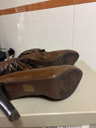 Botines Xcaret tacón marrón flecos