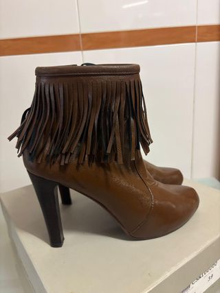 Botines Xcaret tacón marrón flecos