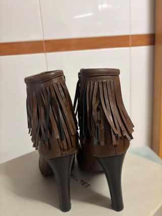Botines Xcaret tacón marrón flecos