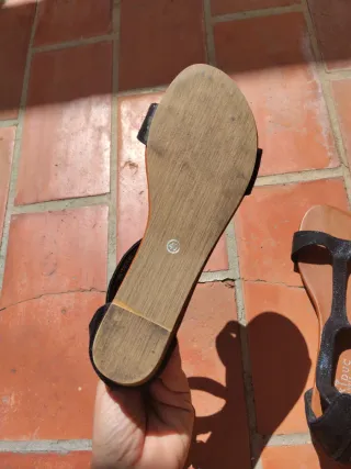 Sandalias negras y marrones