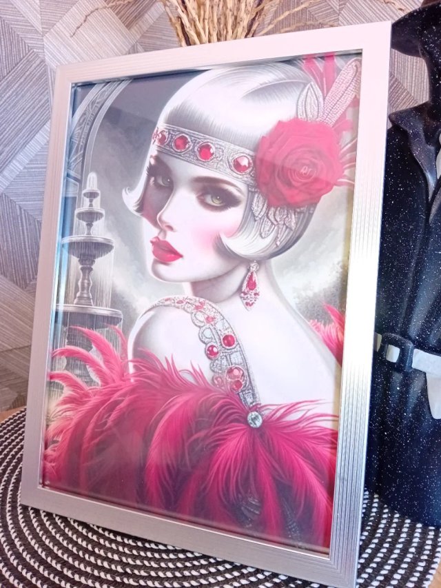 Cuadro Mujer Art Deco Rojo y Plumas