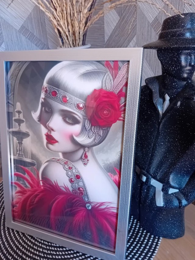 Cuadro Mujer Art Deco Rojo y Plumas